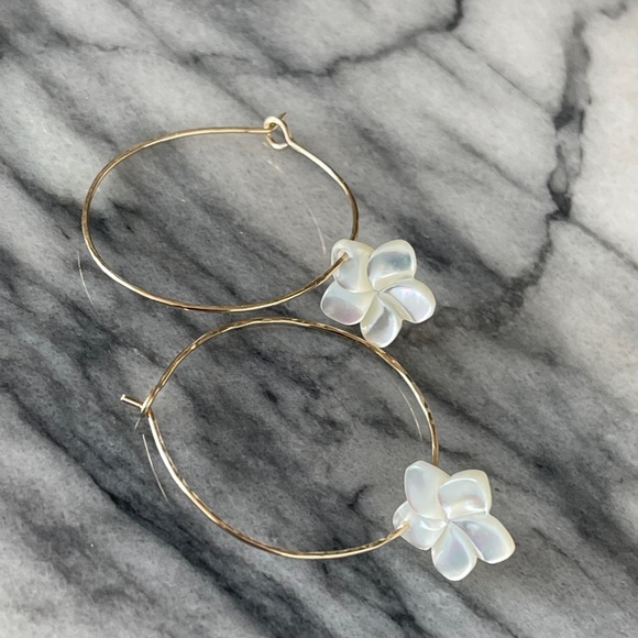 Hawaiian Mini White Plumeria 14K Gold filled Natural Mother of Pearl hoop earrin - Picture 4 of 6